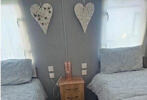 2 bedrooms, iron/ironing board, free WiFi, bed sheets - Seaside Escape at Nab Tower Lane (Chichester)