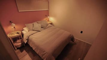 2 dormitoris, planxa i posts de planxar i un bressol de viatge