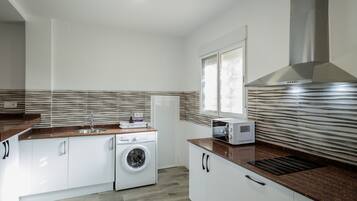 Een koelkast, een microgolfoven, een oven, een kookplaat