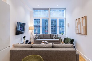 Smart TV, offices - City Centre 1BR | Sleeps 6 | Elizabeth Line to Heathrow | Full Kitchen (Greater London)