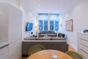 Smart TV, offices - City Centre 1BR | Sleeps 6 | Elizabeth Line to Heathrow | Full Kitchen (Greater London)
