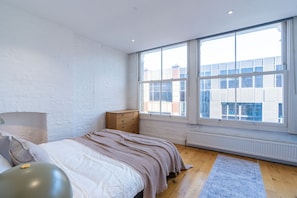 1 bedroom, iron/ironing board, travel cot, free WiFi - City Centre 1BR | Sleeps 4 | Elizabeth Line | Heathrow Direct (Greater London)