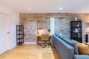 Interior - Welcome to this chic third-floor apartment in Central London, located just a few minutes’ walk from Farringdon Station. Perfect for both short stays and longer visits, the space offers comfort, style, and excellent transport links across the city. (Greater London)