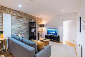 Smart TV, offices - Welcome to this chic third-floor apartment in Central London, located just a few minutes’ walk from Farringdon Station. Perfect for both short stays and longer visits, the space offers comfort, style, and excellent transport links across the city. (Greater London)