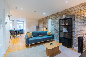 Smart TV, offices - Welcome to this chic third-floor apartment in Central London, located just a few minutes’ walk from Farringdon Station. Perfect for both short stays and longer visits, the space offers comfort, style, and excellent transport links across the city. (Greater London)