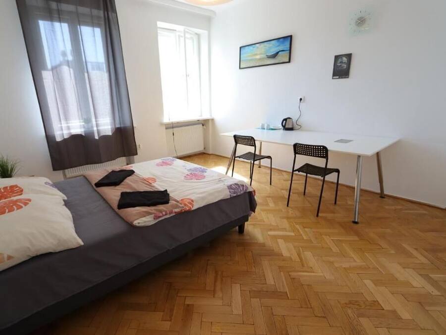 Quarto casal clássico, 1 cama de casal | Escrivaninha, espaço de trabalho para notebook, quartos à prova de som