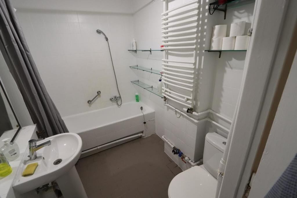 Secadora de cabello, toallas, jabón, papel de baño 