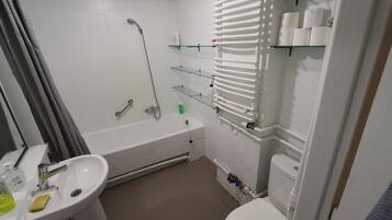 Haartrockner, Handtücher, Seife, Toilettenpapier