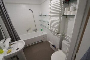 Hiustenkuivaaja, pyyhkeet, saippua, vessapaperi