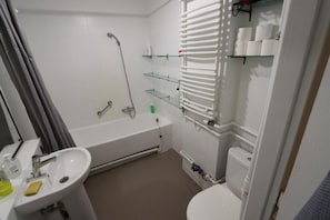 Haartrockner, Handtücher, Seife, Toilettenpapier