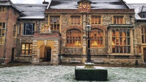 Exterior - Welcome to this chic fourth-floor loft apartment in Central London, complete with a private balcony and located just a few minutes’ walk from Farringdon Station. Perfect for both short stays and extended visits. (Greater London)