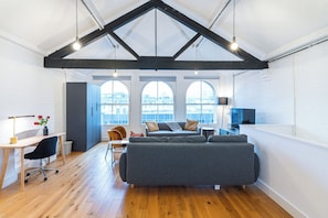 Smart TV - Welcome to this chic fourth-floor loft apartment in Central London, complete with a private balcony and located just a few minutes’ walk from Farringdon Station. Perfect for both short stays and extended visits. (Greater London)