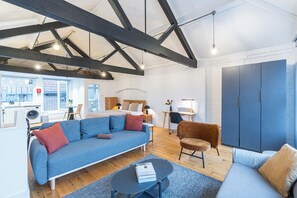 Smart TV - Welcome to this chic fourth-floor loft apartment in Central London, complete with a private balcony and located just a few minutes’ walk from Farringdon Station. Perfect for both short stays and extended visits. (Greater London)