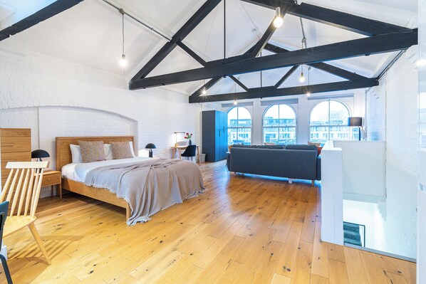 1 habitación, tabla de planchar con plancha y cuna de viaje 