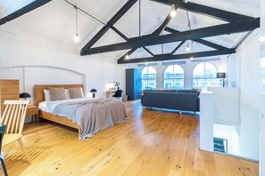 Iron/ironing board, travel cot, free WiFi, bed sheets - Welcome to this chic fourth-floor loft apartment in Central London, complete with a private balcony and located just a few minutes’ walk from Farringdon Station. Perfect for both short stays and extended visits. (Greater London)