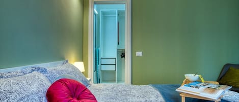 1 chambre, fer et planche Ă repasser