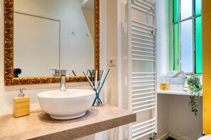 Shower, bidet, shampoo