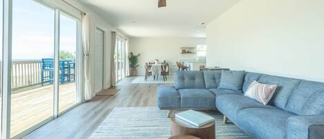 Smart-TV, bøker, musikkbibliotek og stereoanlegg