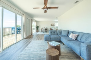 Smart-tv, boeken, een muziekbibliotheek en een stereo