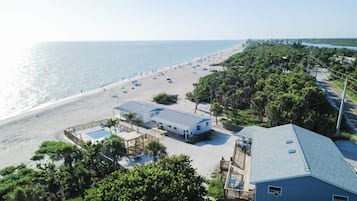 En la playa, camastros y toallas de playa