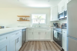 Een koelkast, een microgolfoven, een oven, een kookplaat