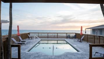 Alberca al aire libre y alberca climatizada