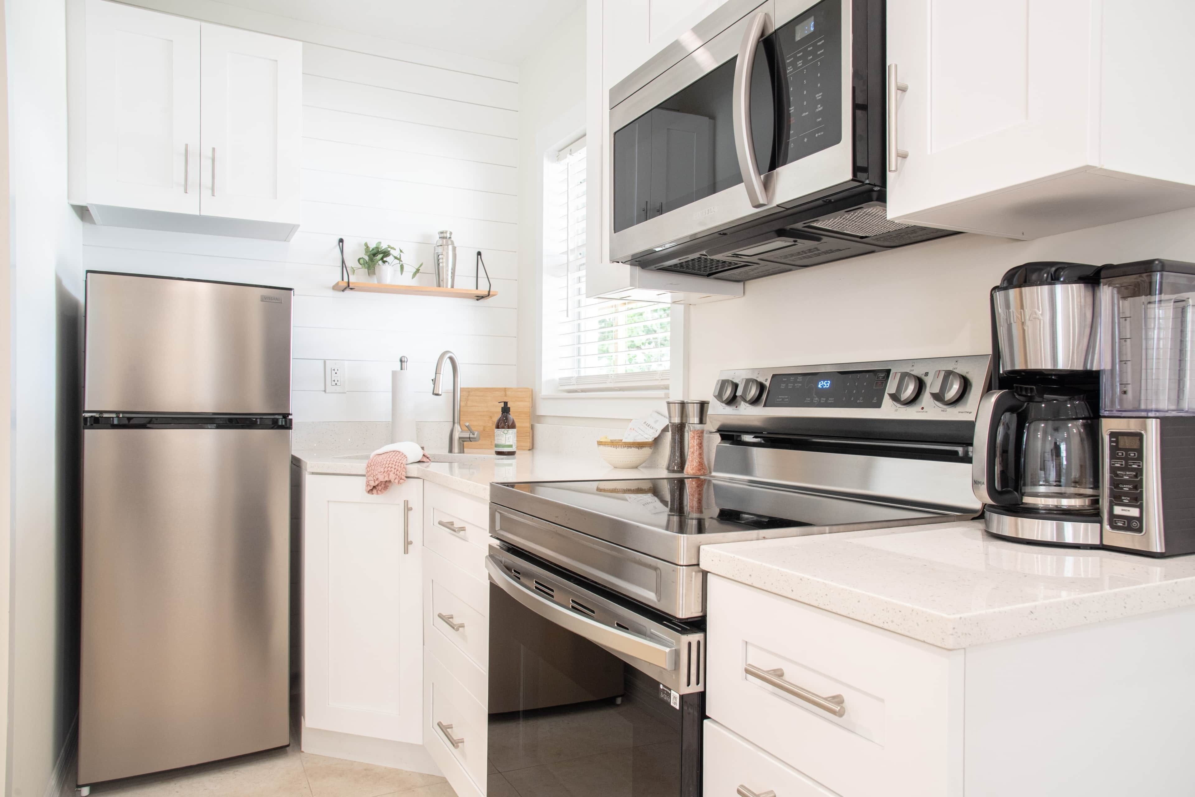 Refrigerador, microondas, horno y parrilla de estufa 