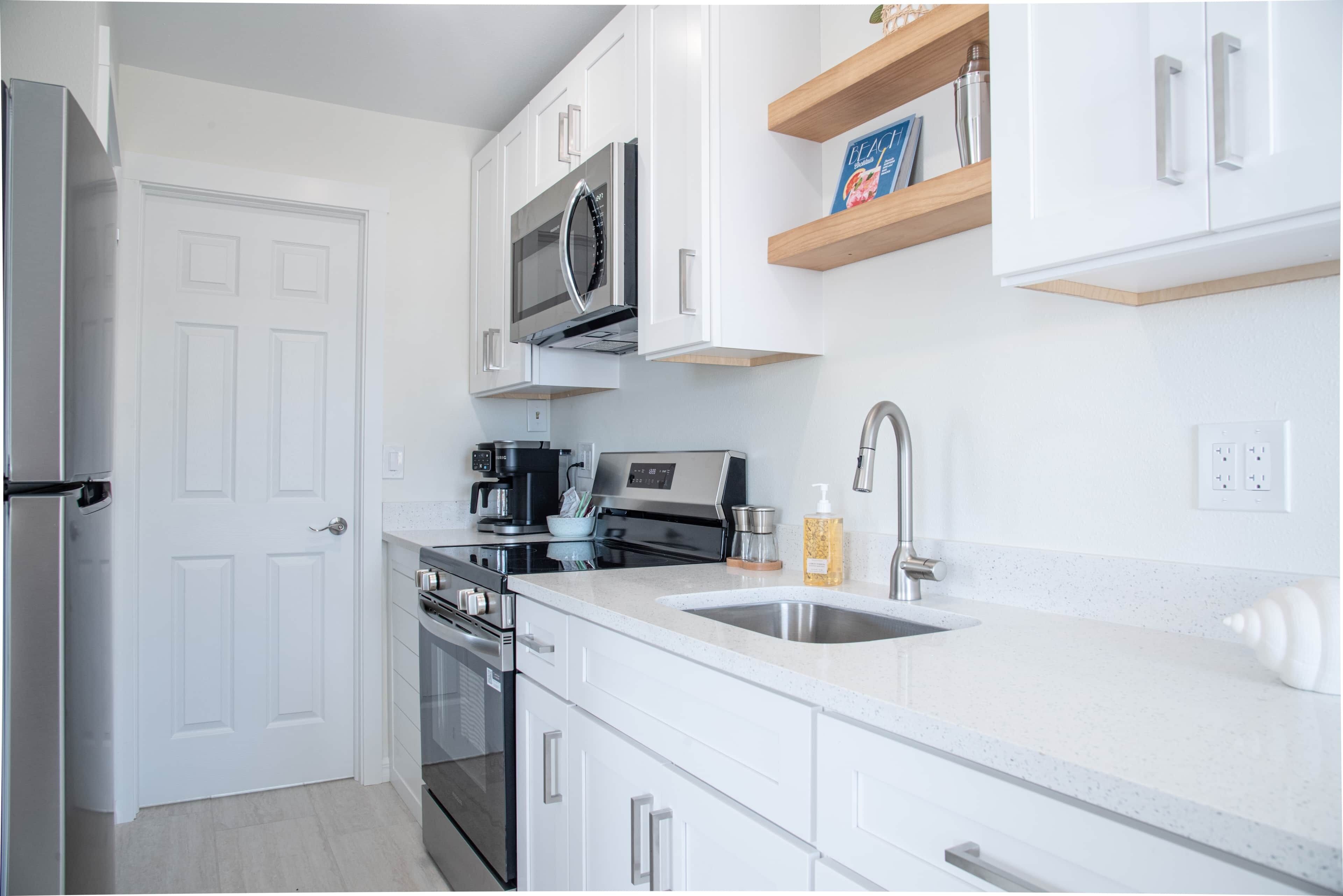 Microondas, horno, parrilla de estufa y cafetera y tetera 