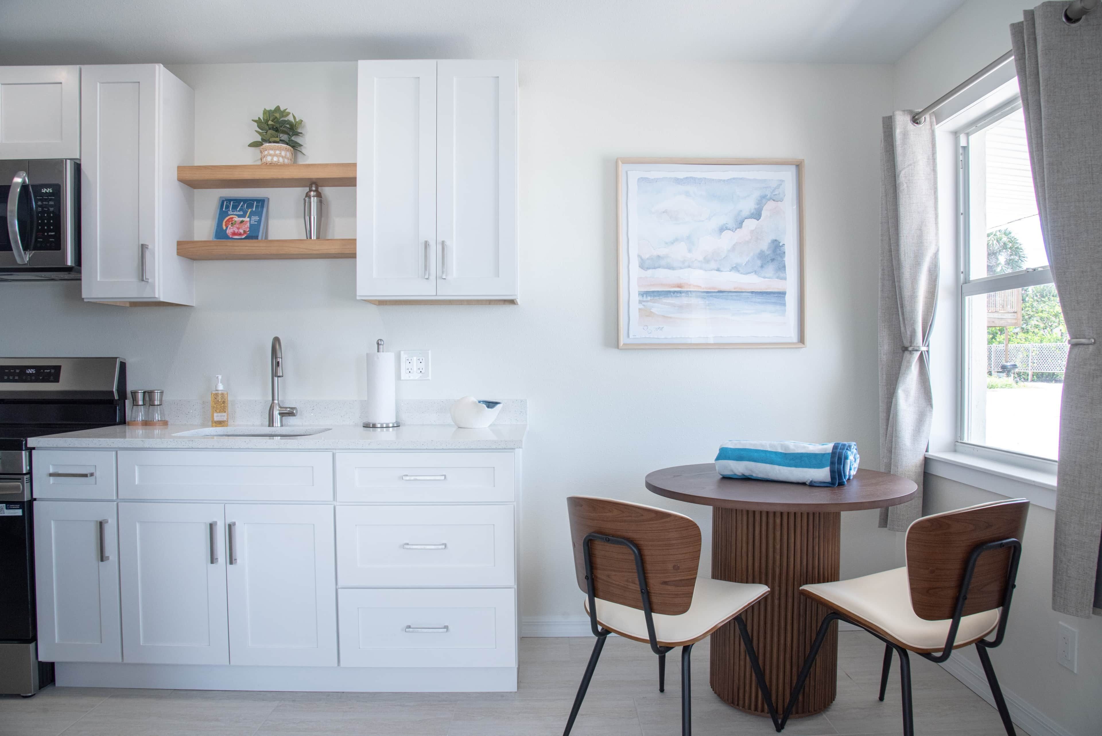 Microondas, horno, parrilla de estufa y cafetera y tetera 