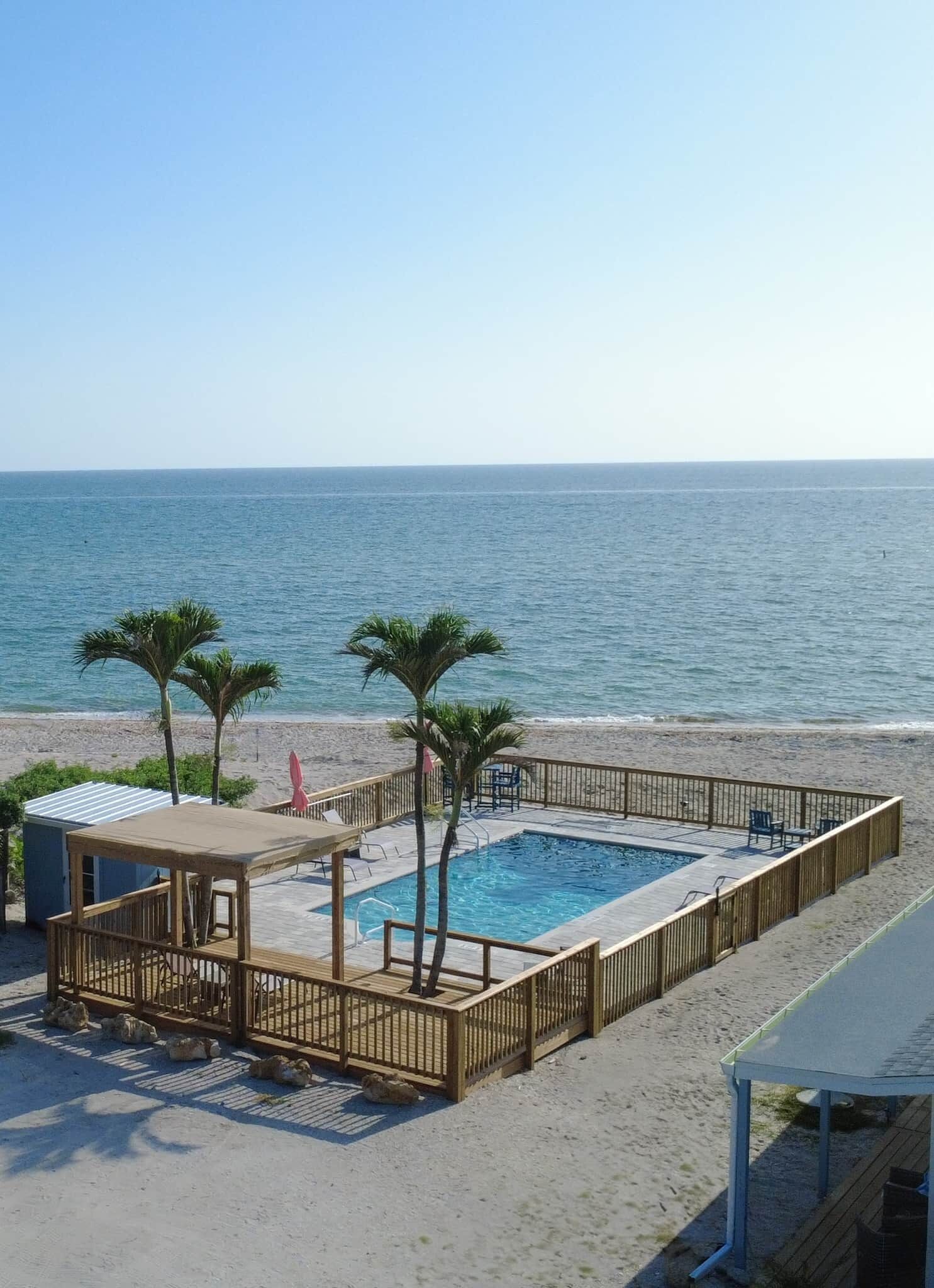 Utendørsbasseng og et oppvarmet basseng