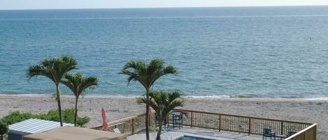 Utendørsbasseng og et oppvarmet basseng