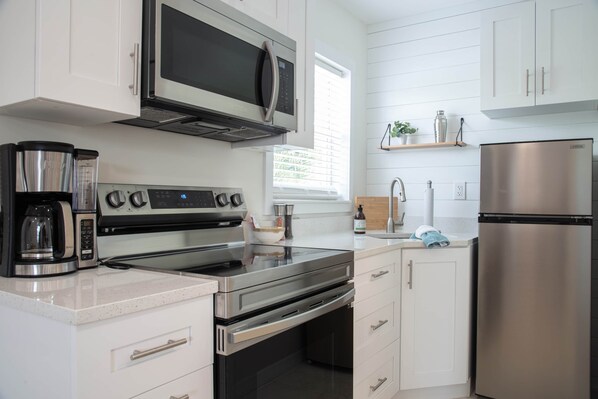 Microondas, horno, parrilla de estufa y cafetera y tetera