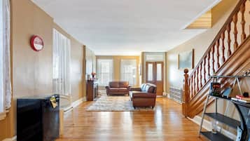 Älytelevisio, takka, kirjoja