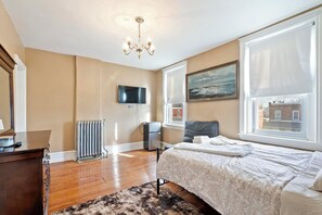 Työpöytä, silitysrauta/-lauta, ilmainen Wi-Fi, vuodevaatteet