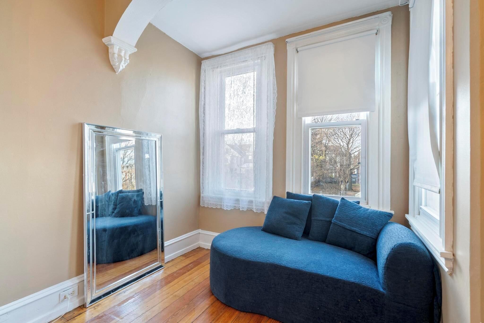 Älytelevisio, takka, kirjoja