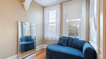 Älytelevisio, takka, kirjoja