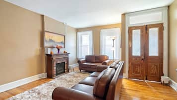 Älytelevisio, takka, kirjoja