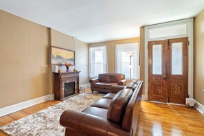 Älytelevisio, takka, kirjoja