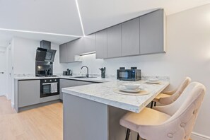 Fridge, microwave, oven, stovetop - Vittoria Quarter Apartment | 2 Bedrooms | Sleeps 6 (Birmingham)