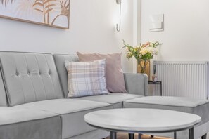 TV - Vittoria Quarter Apartment | 2 Bedrooms | Sleeps 6 (Birmingham)