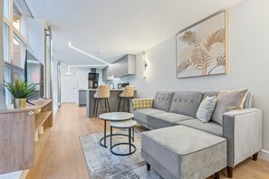 TV - Vittoria Quarter Apartment | 2 Bedrooms | Sleeps 6 (Birmingham)