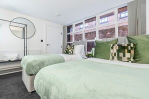 Iron/ironing board, WiFi, bed sheets - Vittoria Quarter Apartment | 2 Bedrooms | Sleeps 6 (Birmingham)