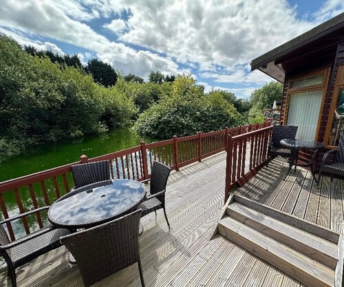 Kingfisher Cosy Lakeside Lodge