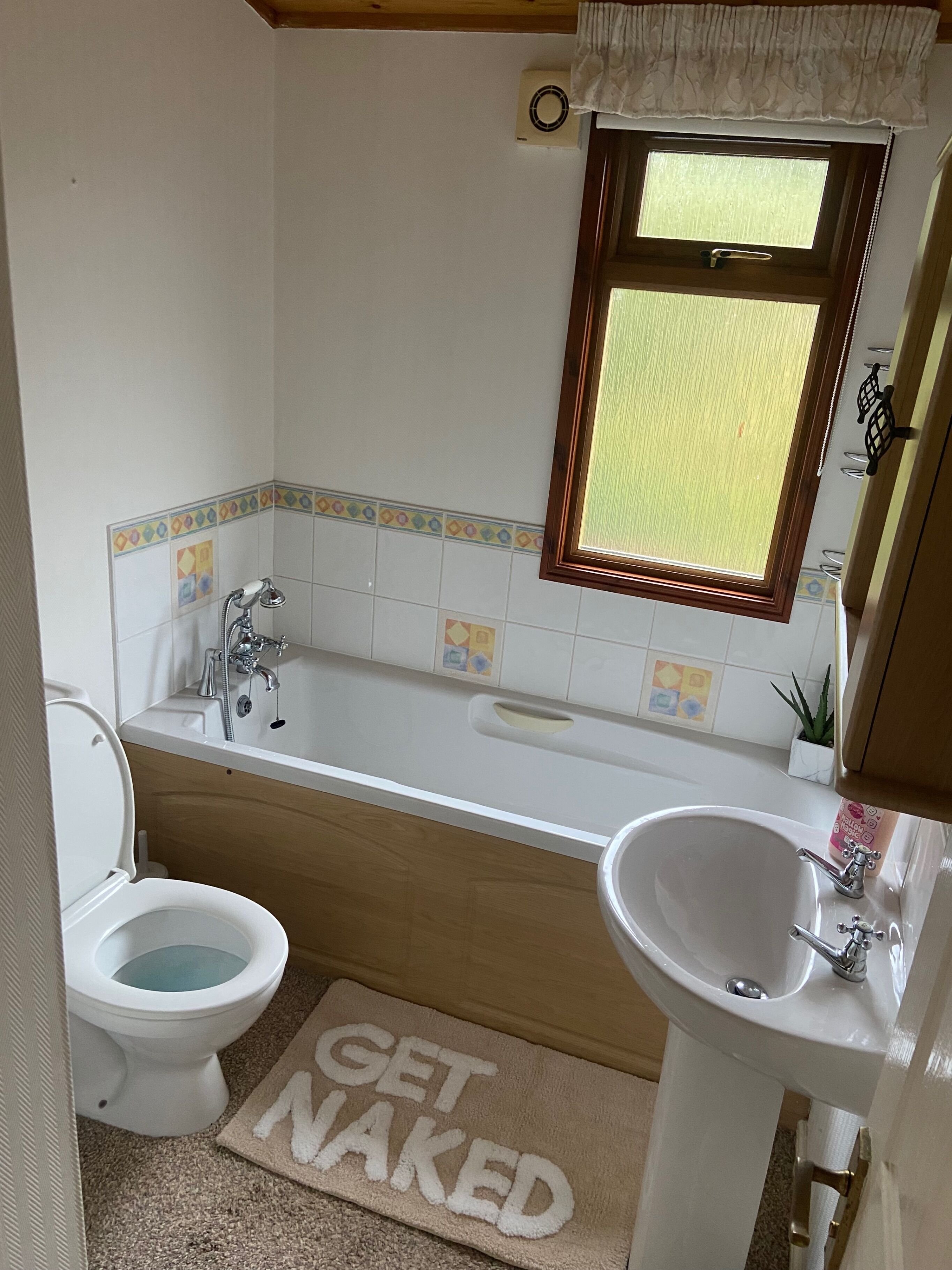 Combined shower/bathtub, deep-soaking bathtub, towels