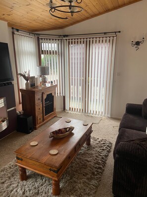 Fireplace - Kingfisher Cosy Lakeside Lodge (Carnforth)