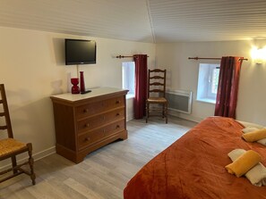 Room - Room 'Chambre Face Au Chateau' with Shared Terrace and Shared Garden (saint gervazy)