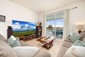 Smart TV, video games, DVD player, table football - Mickeys Golf Retreat - Family Fun On Golf Course! (Davenport)