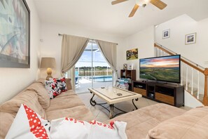 Smart TV, videogames, DVD player, pebolim