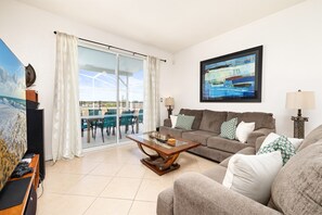 Smart TV, video games, DVD player, table football - Mickeys Golf Retreat - Family Fun On Golf Course! (Davenport)