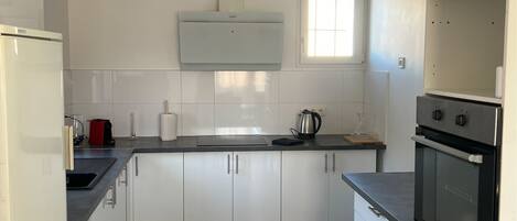 Microondas, horno, placa de cocina